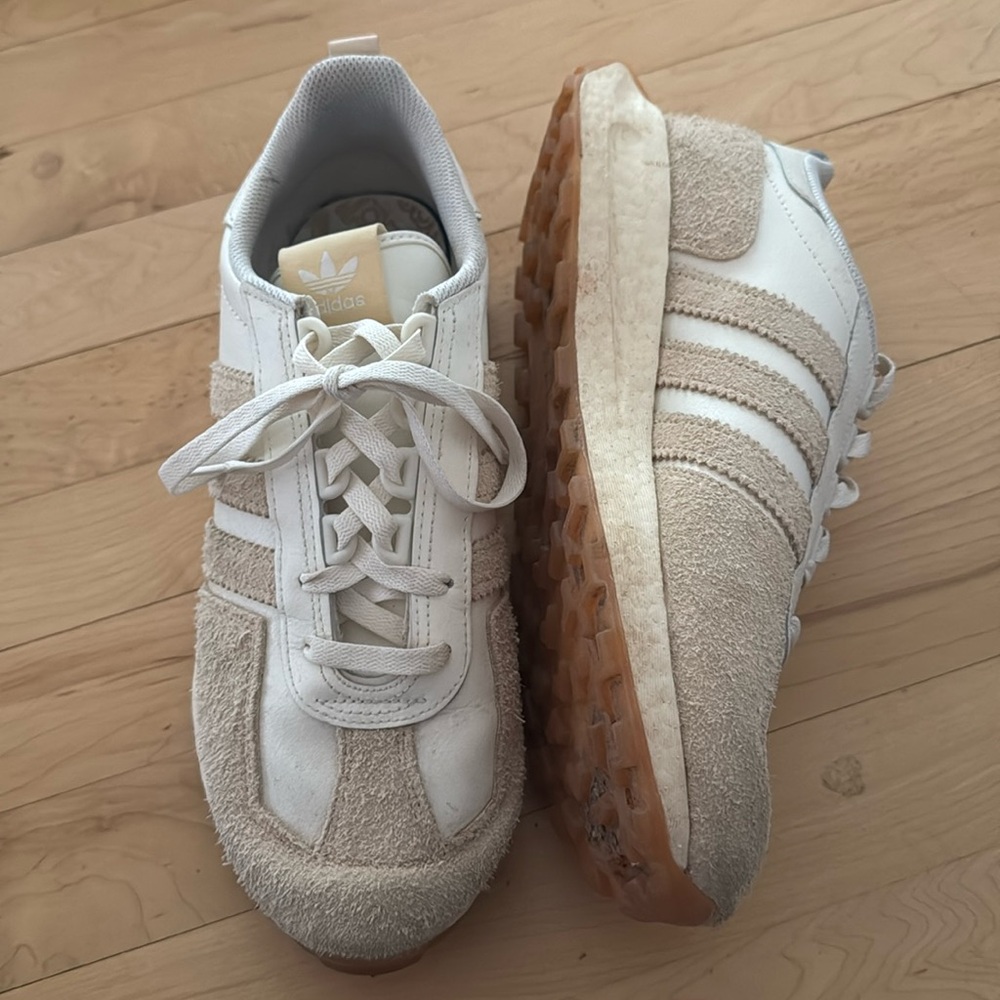 Adidas women’s tennis shoes size 9.5